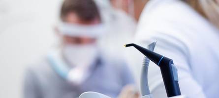 Zahnarzt künftig selbst bezahlen? Vorschlag aus der Union entzweit die Koalition